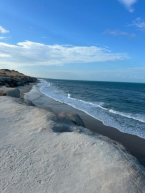 Apto com 3 dormitórios com ar, Vista para praia em Morro Branco - Fortaleza